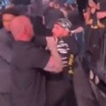 Ufc-ov šampion ušao u sukob sa navijačem, a onda su poletele pesnice: Pogledajte šta se potom desilo