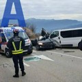 Tragedija kod Nikšića, poginuo mladić: Jeziv sudar honde i kombija, među putnicima i četvoro dece (FOTO)(VIDEO)