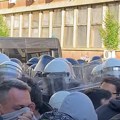 Isplivao novi snimak: Pogledajte kako je policija pendrecima udarala naprednjake u Novom Sadu (video)