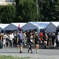 Festivalska atmosfera u Ćacilendu: Veliki broj ljudi ispred Skupštine, a muzika je nesvakidašnja VIDEO