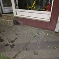 Maskirani napadači razbili izlog kafića u Valjevu, maloletni sin vlasnika prebačen u Urgentni