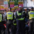 Sukobi u Velikoj Britaniji: Demonstranti ispred centara za azil, došlo do koškanja sa policijom (foto)