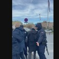 Ponoš o "bliskom susretu sa policijom": Ne pristajemo da ulazimo na sporedni ulaz u Skupštinu