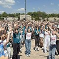 Više od hiljadu srednjoškolaca plesalo na Trgu kralja Milana u okviru Evropskog maturskog plesa