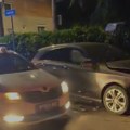 Ignorisao znak "stop", pa se zakucao u drugo vozilo. Stravična nesreća u Kaluđerici: Delovi rasuti po putu (video)