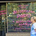 Bulevar je dobio novu atrakciju: Zašto se ceo Beograd potpisuje na jedan izlog?