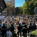Niški start za izbore – Vučić SNS kandidat za premijera, studenti i građani „šetali“ policiju i pokušavali da priđu Pozorištu…