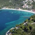 Crnogorci počeli da naplaćuju tuševe na plaži Žanjice, cena „sitnica“ (FOTO)