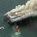 Vatrogasci gasili buktinju sa čamaca: Požar na poznatom pristaništu u Kaliforniji: Naređena evakuacije zbog gustog dima…
