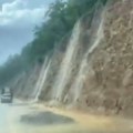 Kod Kosjerića nova "atrakcija": Vodopad se sliva pravo na put, vozači u čudu (video)