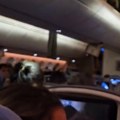 "Kao bekstvo iz pakla" Tuča u avionu, žena imala napad panike (video)