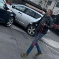 (Video) Vozi se u kabrioletu sa dve žene Uslikali smo Sergeja Trifunovića u centru Beograda nakon skandala sa suprugom: Šok…