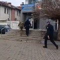 Kurtijeva policija upala u zgradu Opštine Gračanica: Uhapšena dva službenika (video)