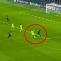 Da li je ovo dokaz da je sudija pokrao Barselonu? Pre gola Intera za 3:3 nije sviran faul, var nije reagovao
