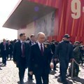 Putinov telohranitelj viđen kako na Paradi nosi misteriozan crni predmet: Otkriveno o čemu se zapravo radi