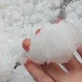 (Foto): “Kupimo ga lopatama, bašta je uništena” Led za nekoliko minuta napravio haos u Gradiški, stanovnici vidno…