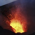 (Video) Eruptirao najveći evroazijski vulkan! Odjekuju eksplozije, usijana lava se spušta: Pakao nakon razornog zemljotresa se…