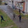 Неколико мушкараца са капуљачама напало и тешко повредило једног човека у суботичком насељу Прозивка (ВИДЕО)