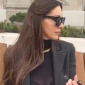 Providno i minić: Voditeljka RTS-a sedi na klupi u centru grada u izazovnom izdanju: Izgleda kao grom (foto)