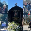 Bele ruže u obliku srca, žito, vino: Godinu dana od smrti Saše Popovića - tužan prizor na Novom bežanijskom groblju
