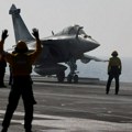 Komično Francuski oficir otkrio lokaciju nosača aviona: Trening na palubi uz uključenu aplikaciju