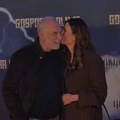 Lazar Ristovski i Anica Lazić se poljubili na premijeri filma "Gospodar oluje": Romantičan gest pred svima (video)