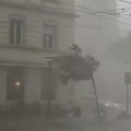 Stravična oluja protutnjala kroz grad pun naših gastarbajtera, tinejdžerka poginula: Slike sa ulica alaramntne