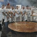 Leskovčani ispekli pljeskavicu od 90,5 kilograma, oborili prošlogodišnji rekord