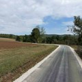 Zajedničkim snagama opštine i građana gornjeg milanovca asfaltiran put u leušićima