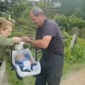 Evakuisane bebe blizanci u Kučevu: Vatrogasci spasili desetomesečne mališane u nosiljkama (video)