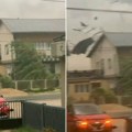 Superćelijska oluja stigla u Srbiju! Pogledajte jezivi snimak - jak vetar odneo ceo krov, ljudi beže u kuće! (VIDEO)