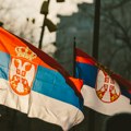Pokrenuta istraga o paljenju zastave Srbije u Velikoj Hoči