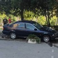 Policija IDENTIFIKOVALA vozača BMW-a: Sleteo sa puta, oborio drvo, zakucao se u klupu i pobegao (FOTO)