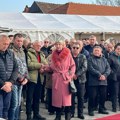 Lepa Lukić u suzama na sahrani Dragana Markovića Palme: Era Ojdanić je drži za ruku i ne pušta: Bol se ocrtao na njenom…