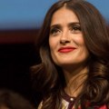 Selma Hajek prvi put na naslovnici kultnog magazina u kupaćem: U 58. godini izgleda nikad bolje (FOTO)