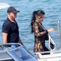 Bez pardona je pljeska po goloj zadnjici: Intimni snimci s megajahte vredne 500 miliona! Milijarderu i ženi koja mu je…