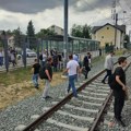 Infrastruktura železnice postavila ogradu na stanici u Petrovaradinu, građani i dalje izleću na šine (FOTO)