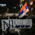 Tenzije ispred Skupštine: Na protestu solidarnosti sa N1 pojavila se kontra-grupa sa porukama podrške provladinim medijima