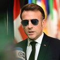 Скочила продаја наочара за сунце које носи француски председник