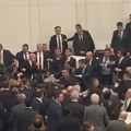 Brutalna tuča u turskom parlamentu! Letele pesnice poslanika zbog novih ministara, jednom poslaniku slomljen nos: "Neki su…