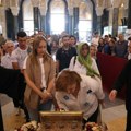 (Foto, video) Dobrica 8 sati čekao u redu ispred Hrama Svetog Save! Veliki broj vernika i dalje dolazi da celiva pojas…