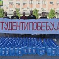 Kragujevački zborovi i studenti pritekli u pomoć Čačanima: Doneli 200 balona vode, na njima nalepnice "Studenti pobeđuju" VIDEO…