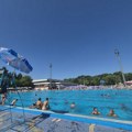 Beograđani okupirali bazene zbog paklenih vrućina: Na Banjici nema mesta, a evo koliko koštaju ulaz, ležaljke i hrana