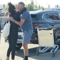 Lidiju Vukićević sačekao sin na aerodromu: Glumica se utegla, nosi mini štikle, a evo šta ne ispušta iz ruke (video)