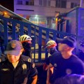 Maskirane osobe došle da zategnu baner SNS, policija ih čuvala, pa privodila građane