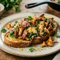Ovo je recept koji vredi sačuvati: Lisičarke, jaja, pančeta i hrskavi tost u savršenoj kombinaciji