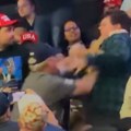 (Video) "Plaćena si, a i debela! Treba ti dijeta!" Tramp izvređao ženu dok su je tukli na njegovom skupu: "Ako vas ima još…