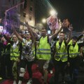 Pogledajte kako je izgledao jedan od najemotivnijih prizora ispred Rektorata: Orilo se "Za milion godina" VIDEO