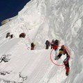 Ostavljen da umre na vrhu sveta: U osvajanju planine čovek je pao, alpinisti ga samo preskakali