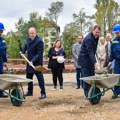 Mirović i Đurić postavili kamen temeljac za izgradnju novog objekta OŠ "Miloš Crnjanski" u Novom Sadu